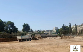 إزالة الطمم ومخلفات الأعمال من الملعب البلدي ضمن المرحلة الأولى لمشروع تعشيبه