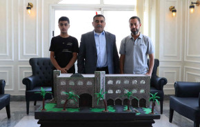 المواطن أبو عيشة يهدي البلدية مجسّما تذكاريًا تقديرًا لجهودها