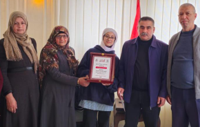 البلدية تكرم طالبة تفوقت في الحساب والمنطق على مستوى العالم العربي