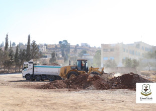 إزالة الطمم ومخلفات الأعمال من الملعب البلدي ضمن المرحلة الأولى لمشروع تعشيبه