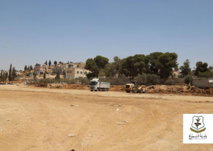 إزالة الطمم ومخلفات الأعمال من الملعب البلدي ضمن المرحلة الأولى لمشروع تعشيبه