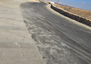 البلدية تنهي أعمال أكتاف الطرق في شارع خلة نياص