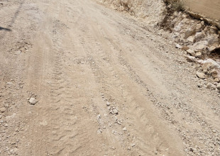 البلدية  تستكمل أعمال شق طريق بطول 500م