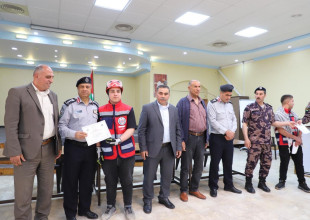 الدفاع المدني يُخَرِّج دورة متطوعين في السموع بدعم من بلديتها