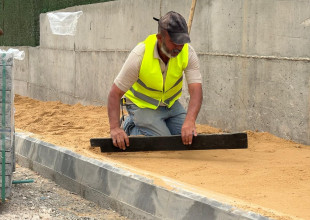 استمرار العمل في مشروع أرصفة "أم النوار"