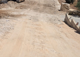 البلدية  تستكمل أعمال شق طريق بطول 500م