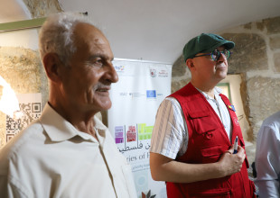 القنصل الإسباني ومعهد أريج يزوران جمعية السموع التعاونية الزراعية ويطّلعان على مشاريع الاقتصاد الدائري والشراكة التنموية