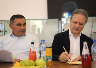 القنصل الإسباني ومعهد أريج يزوران جمعية السموع التعاونية الزراعية ويطّلعان على مشاريع الاقتصاد الدائري والشراكة التنموية