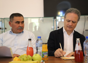 القنصل الإسباني ومعهد أريج يزوران جمعية السموع التعاونية الزراعية ويطّلعان على مشاريع الاقتصاد الدائري والشراكة التنموية