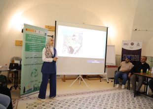 القنصل الإسباني ومعهد أريج يزوران جمعية السموع التعاونية الزراعية ويطّلعان على مشاريع الاقتصاد الدائري والشراكة التنموية
