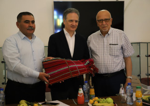 القنصل الإسباني ومعهد أريج يزوران جمعية السموع التعاونية الزراعية ويطّلعان على مشاريع الاقتصاد الدائري والشراكة التنموية