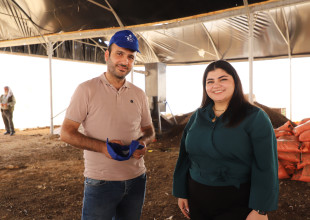 القنصل الإسباني ومعهد أريج يزوران جمعية السموع التعاونية الزراعية ويطّلعان على مشاريع الاقتصاد الدائري والشراكة التنموية