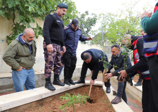 البلدية تشارك في حملة تخضير بلادي بمدرسة شهداء السموع