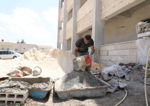 وفد من وزارة التربية والتعليم يتفقد مشروع تشطيب مدرسة كمال عدوان الأساسية