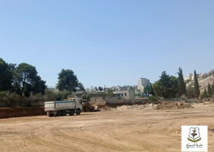 إزالة الطمم ومخلفات الأعمال من الملعب البلدي ضمن المرحلة الأولى لمشروع تعشيبه