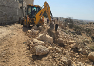 استمرار العمل في إعادة تأهيل شارع خلة رافات