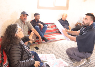 البلدية تشارك أهالي "غوين" في جلسة توثيقية لضبط انتهاكات المستعمرين وتخريبهم