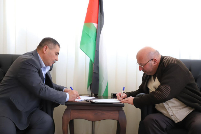 توقيع اتفاقية مشروع تأهيل وتعبيد طرق داخلية في السموع