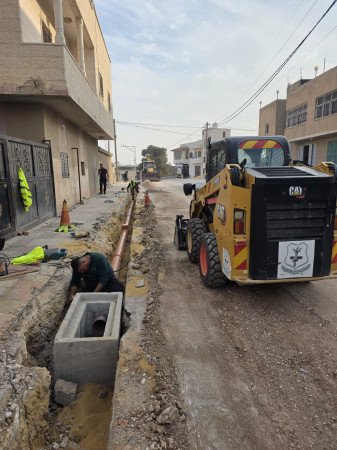 البلدية تشرع بتنفيذ أعمال تصريف مياه في شارع البنية &ndash; مراح الحطاب