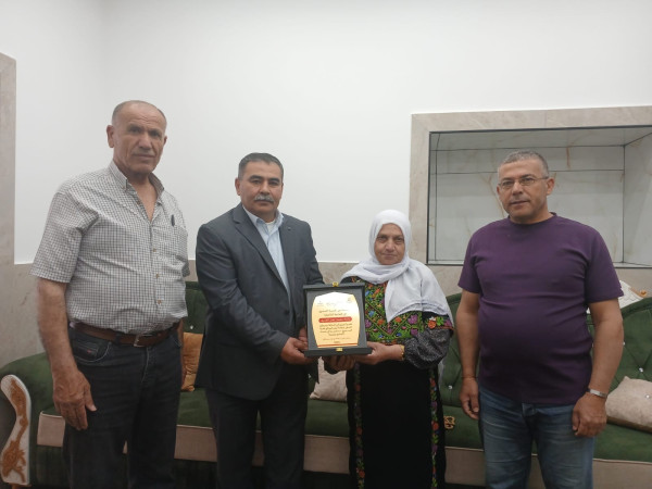 بلدية السموع تكرم السيدة رحمة المحاريق