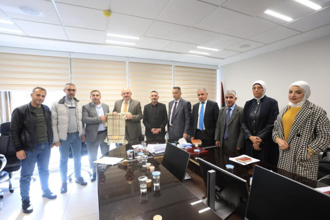 رئيس البلدية يعرض على وزير الحكم المحلي احتياجات البلدة