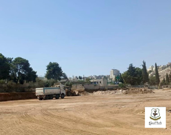 إزالة الطمم ومخلفات الأعمال من الملعب البلدي ضمن المرحلة الأولى لمشروع تعشيبه