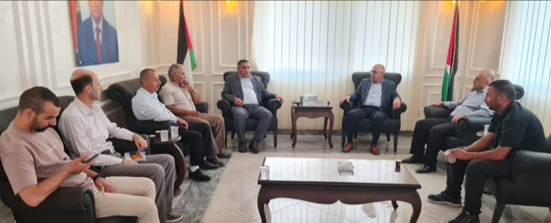 لجنة من وزارة المواصلات تزور بلدية السموع