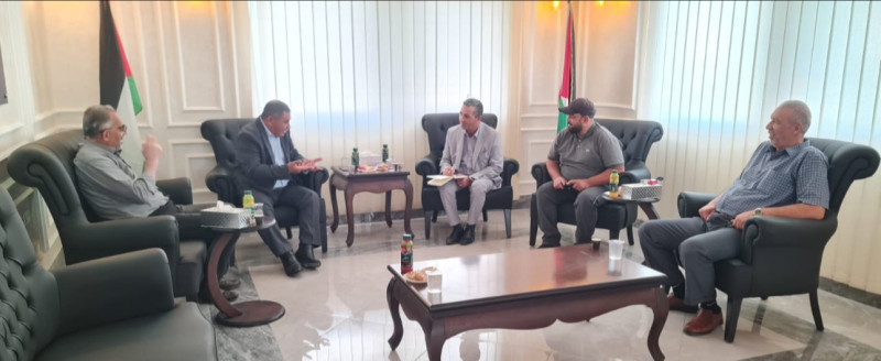 لجنة من وزارة الصحة تزور البلدية لمناقشة مستشفى للولادة والطوارئ في السموع