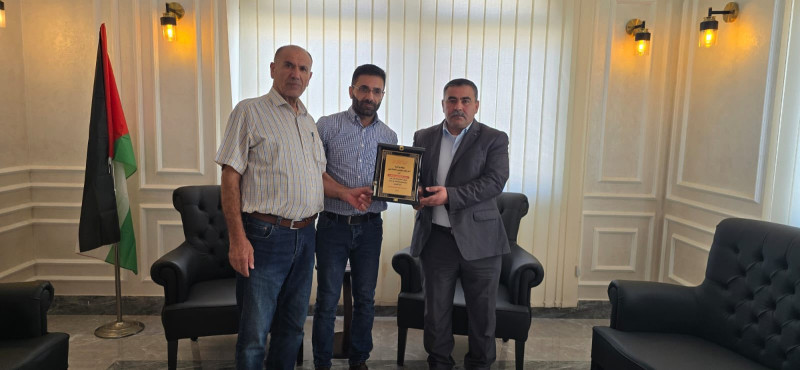 المواطن إياد السلامين يكرّم بلدية السموع