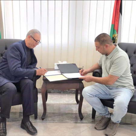 البلدية توقع اتفاقية توريد مضخة مياه في رافات