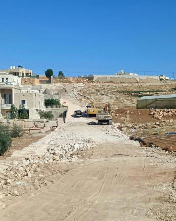 البلدية  تستكمل أعمال شق طريق بطول 500م