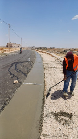 البلدية تنهي أعمال أكتاف الطرق في شارع خلة نياص