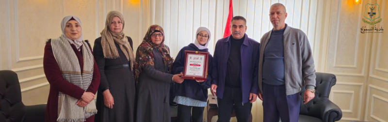 البلدية تكرم طالبة تفوقت في الحساب والمنطق على مستوى العالم العربي